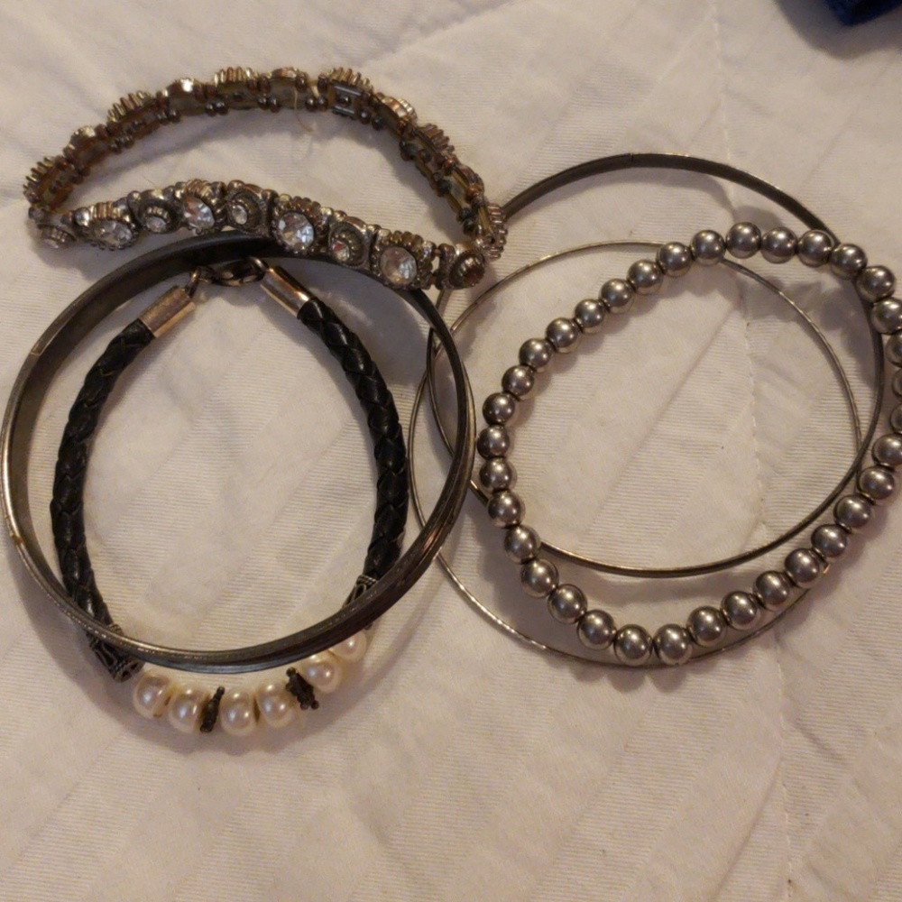 Bracelet lot, 6 Pc all cute & costume. Stone out